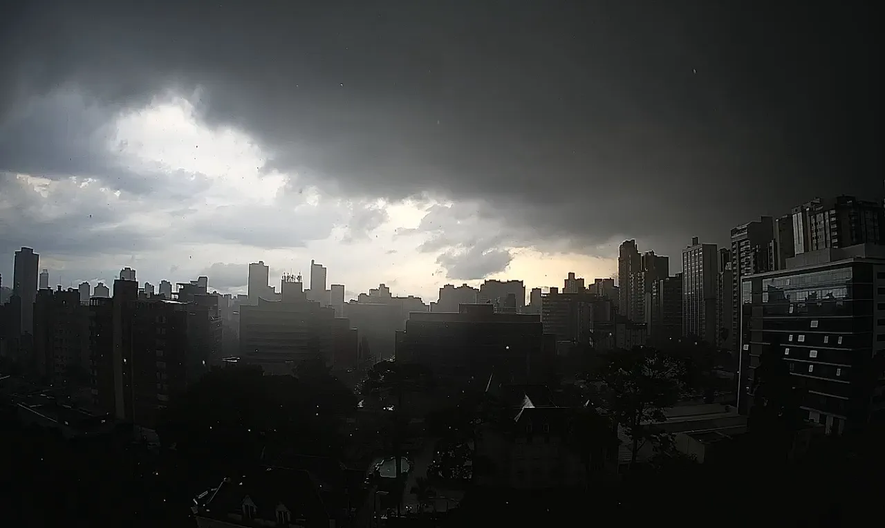 A imagem mostra o avanço de chuva em Curitiba 